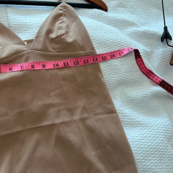 for the LOVE And Lemons SHORT DEEP V-NECK SLIP Lining - Picture 10 of 11